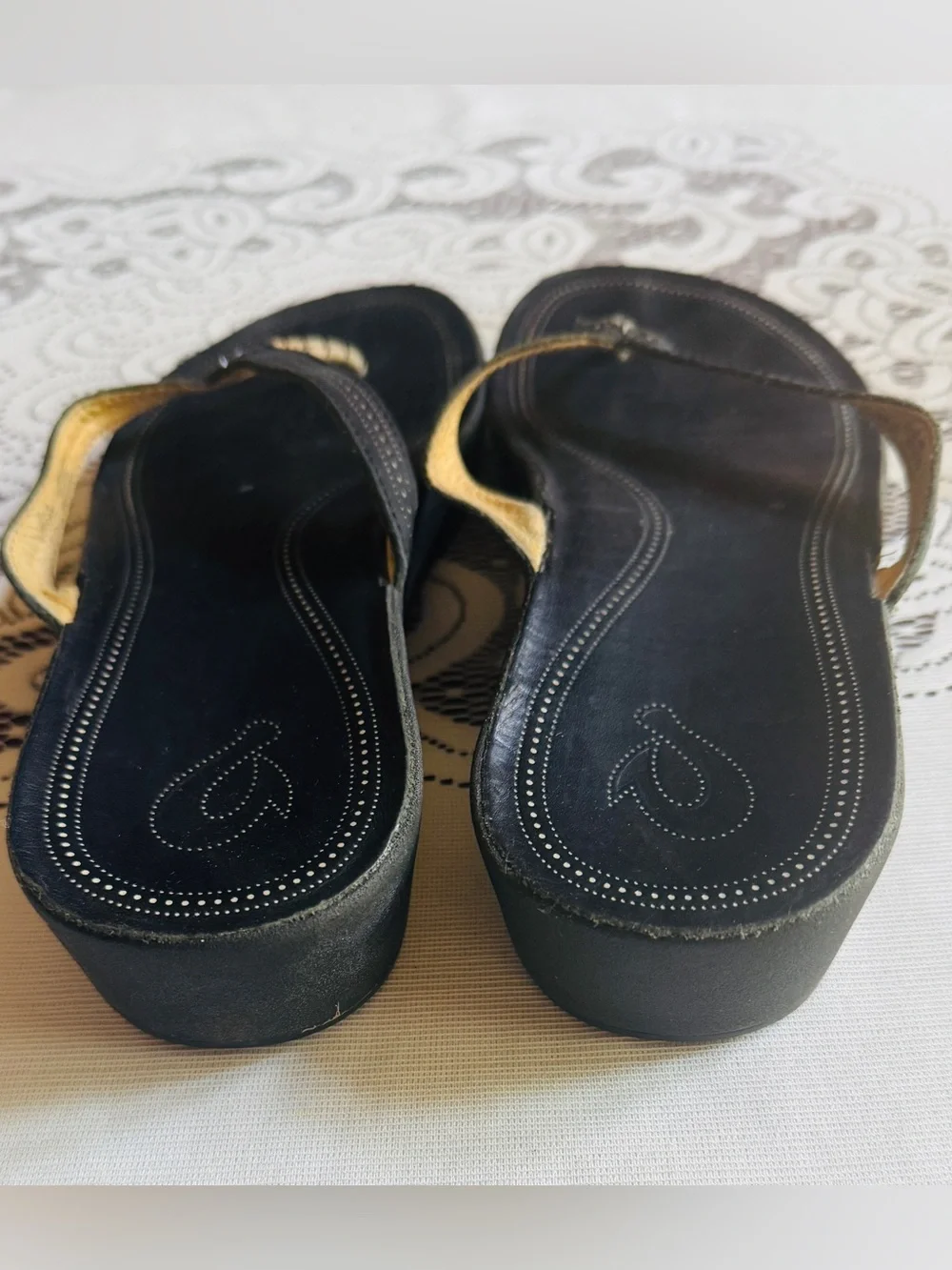 Women’s Black Wedge OluKai Leather Flip Flops with Arch Support Sz 10